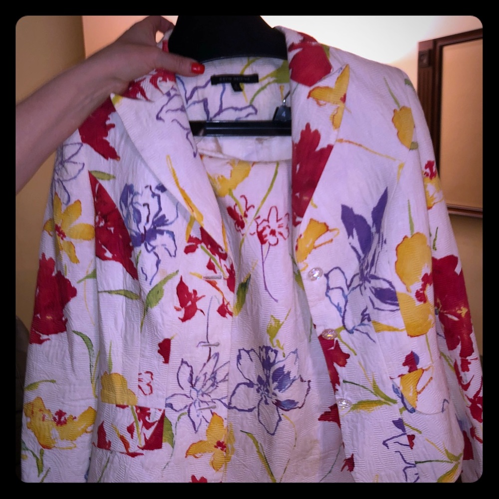 White blazer with floral print and pencil skirtset